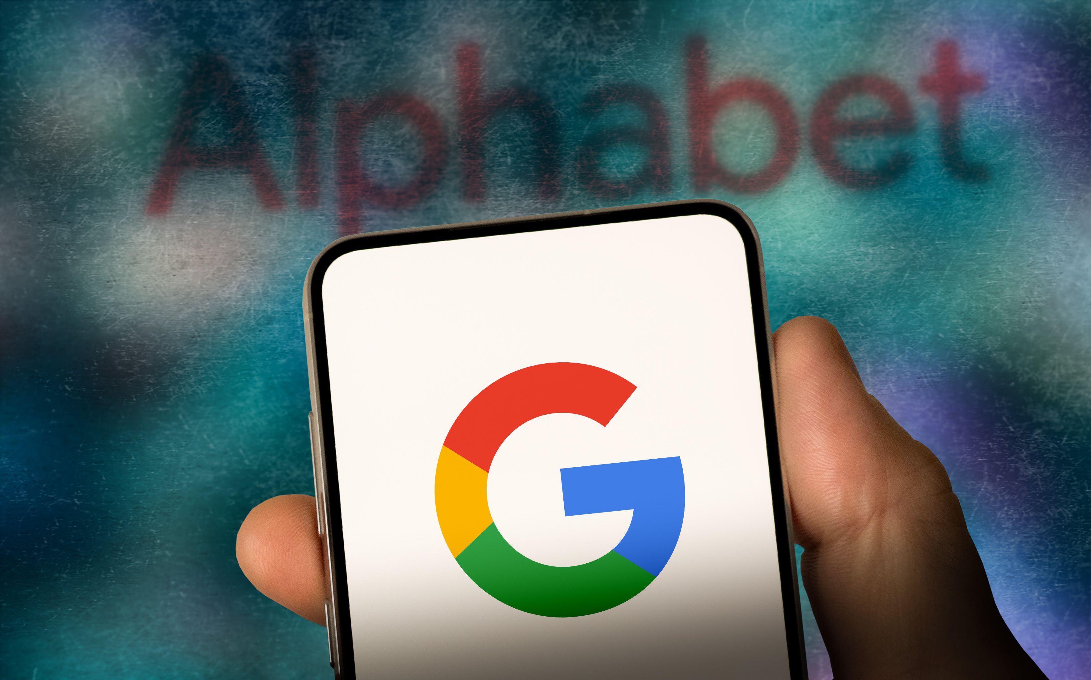 显示在智能手机上的Alphabet和谷歌标志